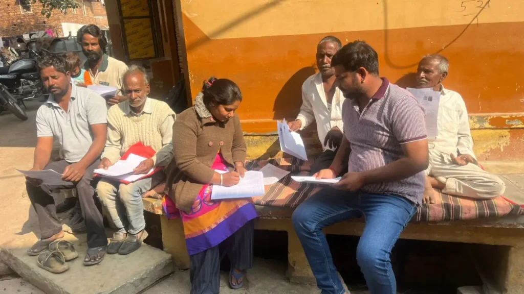 एसआईआर… तकलीफों और परेशानी के बीच डटे बीएलओ, ठंड में भी बीएलओ के छूट रहे हैं पसी