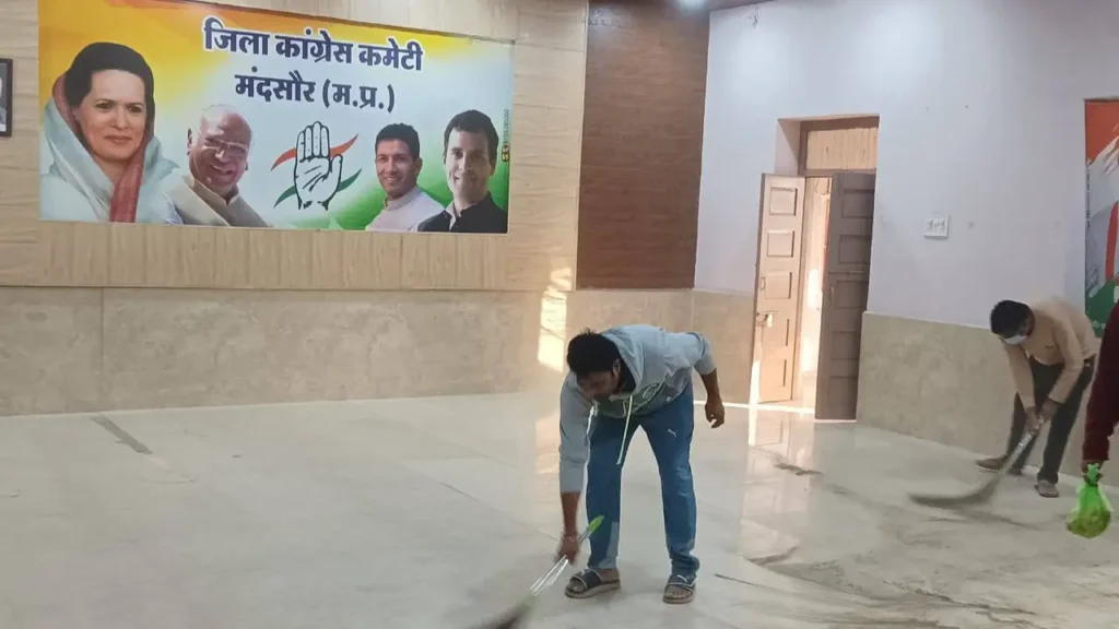 कांग्रेसजनों ने पसीना बहाकर चमकाया अपना घर