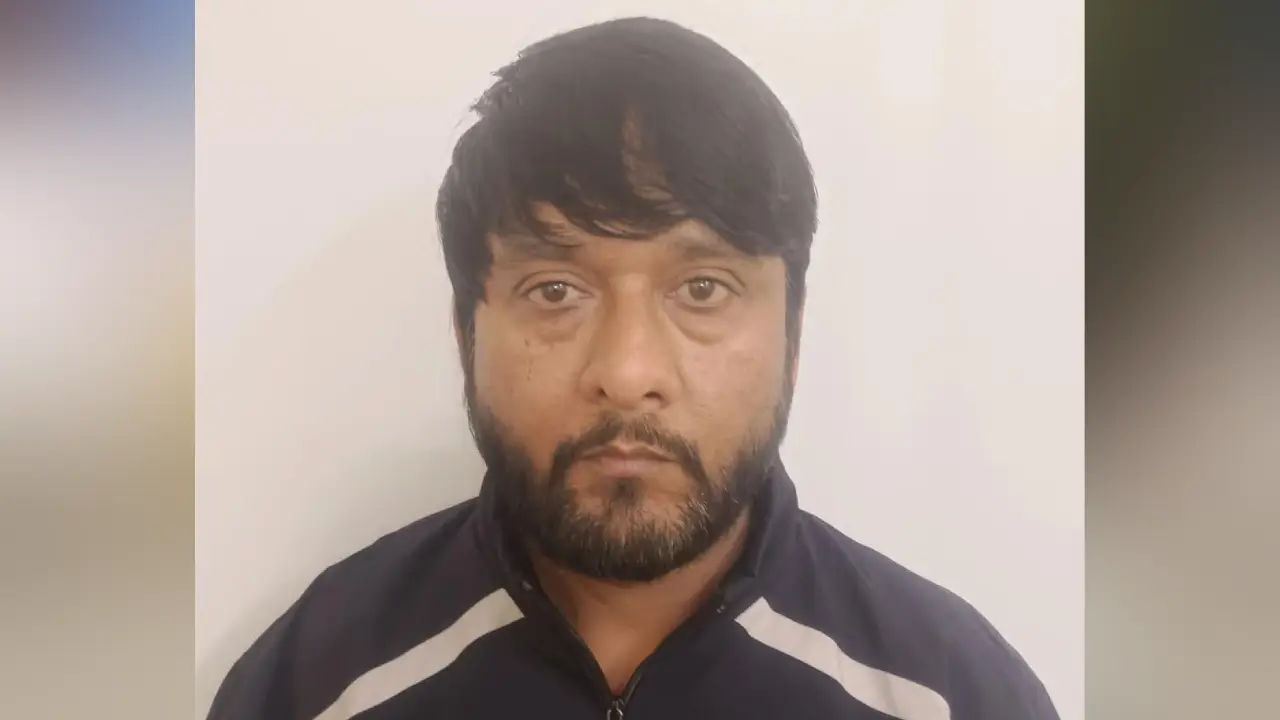 ब्यूरो चीफ अनिल जटिया ऑपरेशन चक्रव्युह" के तहत थाना रंठाजना की कार्यवाही एनडीपीएस प्रकरण में वांछित अभियुक्त को किया गिरफ्तार प्रतापगढ़ जिला पुलिस अधीक्षक बी. आदित्य के निर्देशन में "ऑपरेशन चक्रव्यूह" के तहत अति. पुलिस अधीक्षक प्रतापगढ़ गजेन्द्रसिंह जोधा गजेन्द्र सिंह राव पुलिस उप अधीक्षक वृत्त प्रतापगढ़ के मार्गदर्शन में विजेन्द्र सिह पुनि थानाधिकारी पुलिस थाना रंठाजना के नेतृत्व में पुलिस टीम द्वारा अवेध मादक पदार्थ की तस्करी के प्रकरण में वाछित अभियुक्त को गिरफ्तार किया गया । घटना विवरणः-दिनाक 03.12.2025 को थानाधिकारी हथुनिया मय जाप्ता द्वारा बिलेसरी तिराहे पर नाकाबन्दी के दौरान बिना नम्बरी एम्बुलेंस से 02 अभियुक्तो को गिरफ्तार कर अभियुक्त जोराराम के कब्जे से 35.55 ग्राम अफीम व 04 जिन्दा कारतुस तथा लेखराज के कब्जे से एक पिस्टल मय 03 जिन्दा कारतुस जब्त किये गये थे तथा एम्बुलेंस लिखी हुई कार के अन्दर से 02 लाख रूपये नकद तथा तीन अलग अलग नम्बरो की नम्बर प्लेट मिली। जिस पर थाना हथुनिया पर प्रकरण दर्ज किया गया था। जिसका अनुसंधान थानाधिकारी विजेन्द्र सिह पुनि थाना रठांजना द्वारा किया जा रहा है। पुलिस टीम कार्यवाहीः- प्रकरण में गहनता से अनुसंधान किया जाकर विशेष टीम का गठन कर मौके पर गिरफ्तारशुदा मुल्जिमान को अवैध मादक पदार्थों की तस्करी में सहयोग हेतु वाहनो की फर्जी नम्बर प्लेट बना कर अवैध मादक पदार्थों की तस्करी हेतु उपलब्ध कराने वाले अभियुक्त हरिश पिता रामचन्द्र सौलकी जाति जीनगर उम्र 45 साल निवासी 3ए9 शोपिग सेन्टर प्रतापनगर पुलिस थाना प्रतापनगर जिला जोधपुर शहर राज. को गिरफ्तार किया गया। प्रकरण में अग्रीम अनुसधान जारी है।