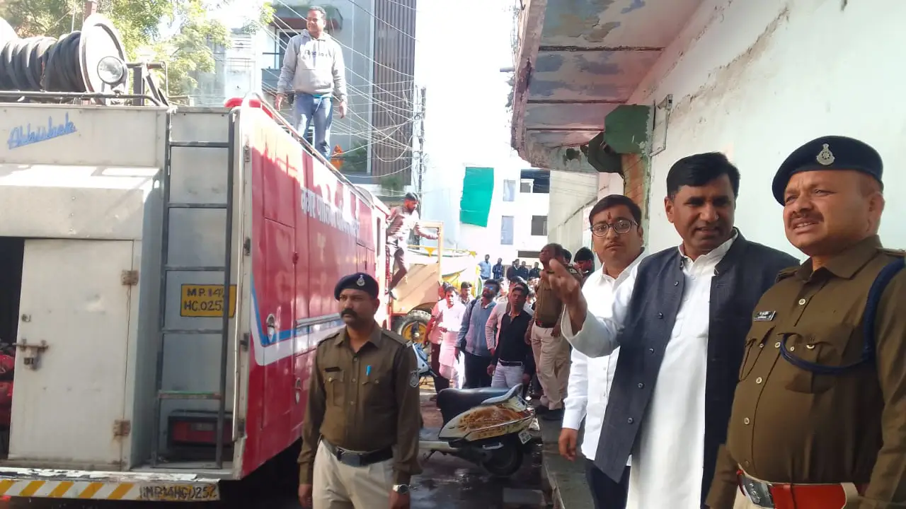 भीषण आग लगने की घटना को  सुनकर घटना स्थल पर पहुंचे महेंद्र सिंह गुर्जर
