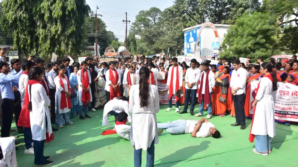 एड्स को लेकर समाज से संकोच को दूर करना होगा : कलेक्टर श्रीमती गर्ग