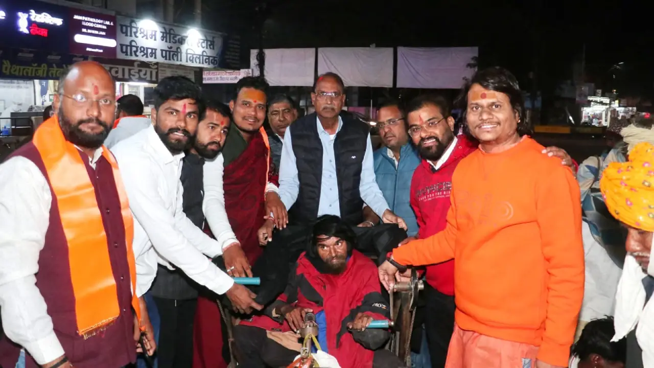 जय बजरंग सेना द्वारा कडाके की ठण्ड मे कम्बल वितरण किये