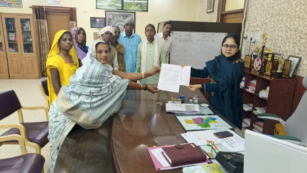 प्रतापगढ़ जिले के बारावरदा ग्राम पंचायत पाल के ग्रामीणों ने कलेक्टर को सौंपा ज्ञापन