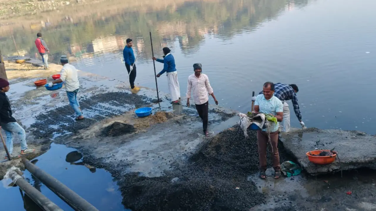 ऑपरेशन के बाद भी सफाई में जुटे विधायक विपिन जैन, इसी दृढ़ इच्छा शक्ति के साथ  77वें दिन भी जारी रहा शिवना शुद्धिकरण अभियान  