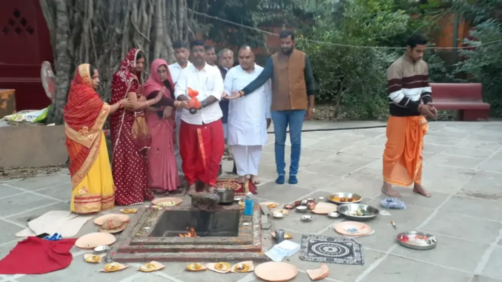 गीता जयंती का हुआ आयोजन दीपनाथ महादेव में गीता पाठ एवं हवन सम्पन