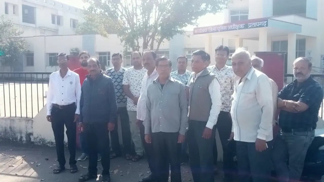 प्रतापगढ़ शहर के हाउसिंग बोर्ड कालोनी का एक मामला सामने आया है आर एस एस का पदाधिकारी जो नाबालिक लड़की के साथ अश्लील हरकत व मारपीट के वीडियो आए सामने आज कारवाई की मांग को लेकर सौंपा ज्ञापन