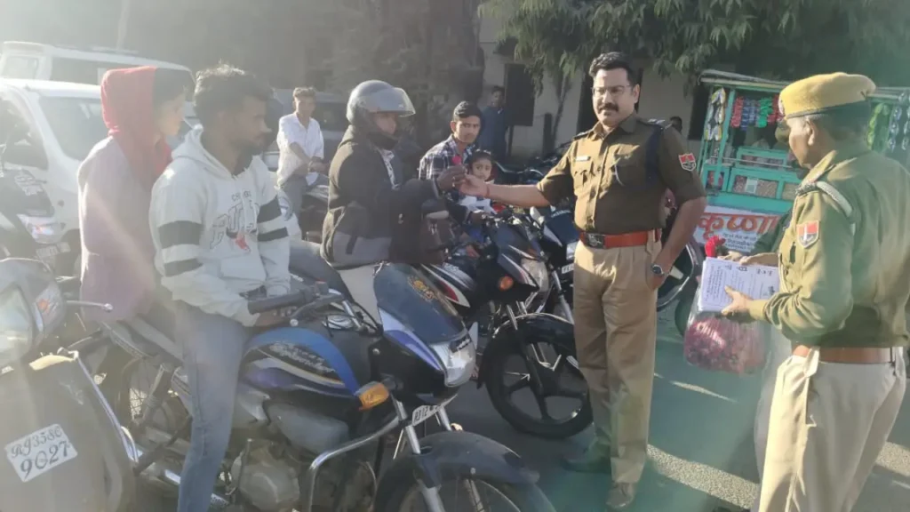 प्रतापगढ़ जिला पुलिस अधीक्षक द्वारा सडक सुरक्षा अभियान के तहत वाहन चालको को यातायात नियमो की पालना के लिये की गई समझाइश।