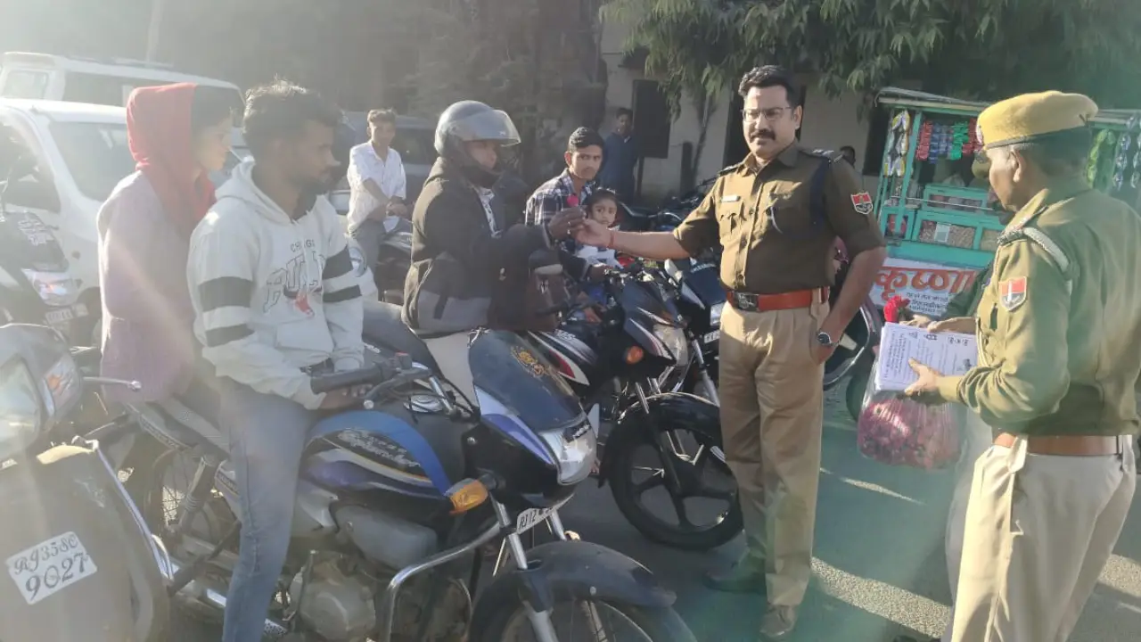 प्रतापगढ़ जिला पुलिस अधीक्षक द्वारा सडक सुरक्षा अभियान के तहत वाहन चालको को यातायात नियमो की पालना के लिये की गई समझाइश।