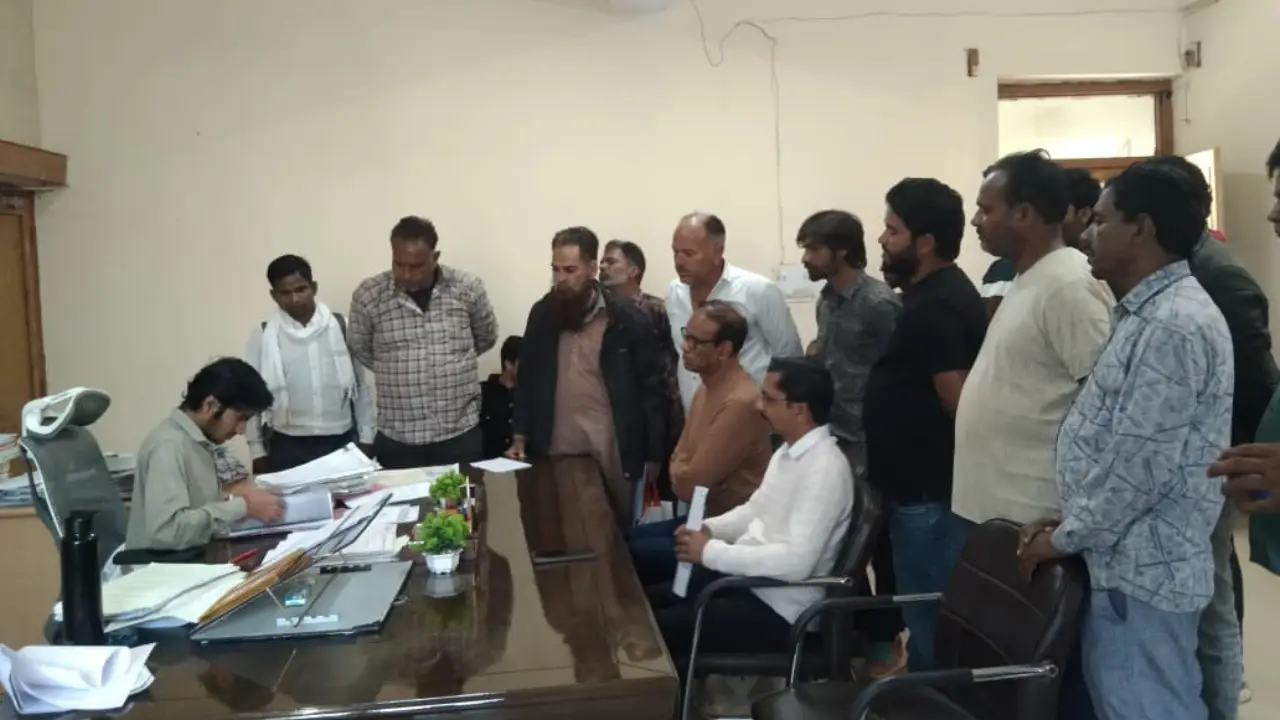 बसपा ने भू रुपान्तरण करने और पट्टे दिलवाने के लिए ज्ञापन सौंपा