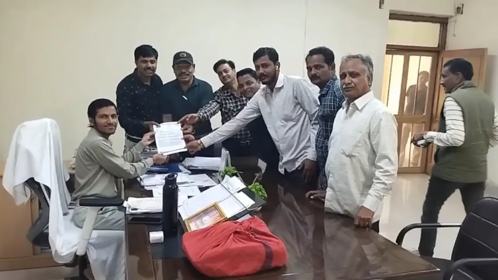 पत्रकार को जान से मारने की धमकी के विरोध में मुख्यमंत्री के नाम एसडीएम को सौंपा ज्ञापन पत्रकार सुरक्षा कानून लागू करने की करी मांग