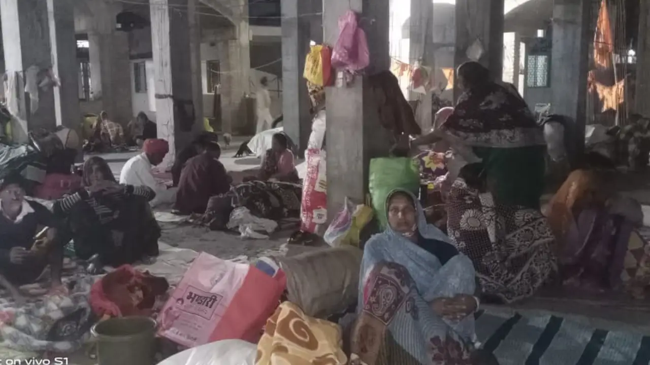 कड़कड़ाती ठण्ड में मंदिर परिसर में सो रहे हैं श्रद्धालु अलाव की कोई व्यवस्था नहीं।