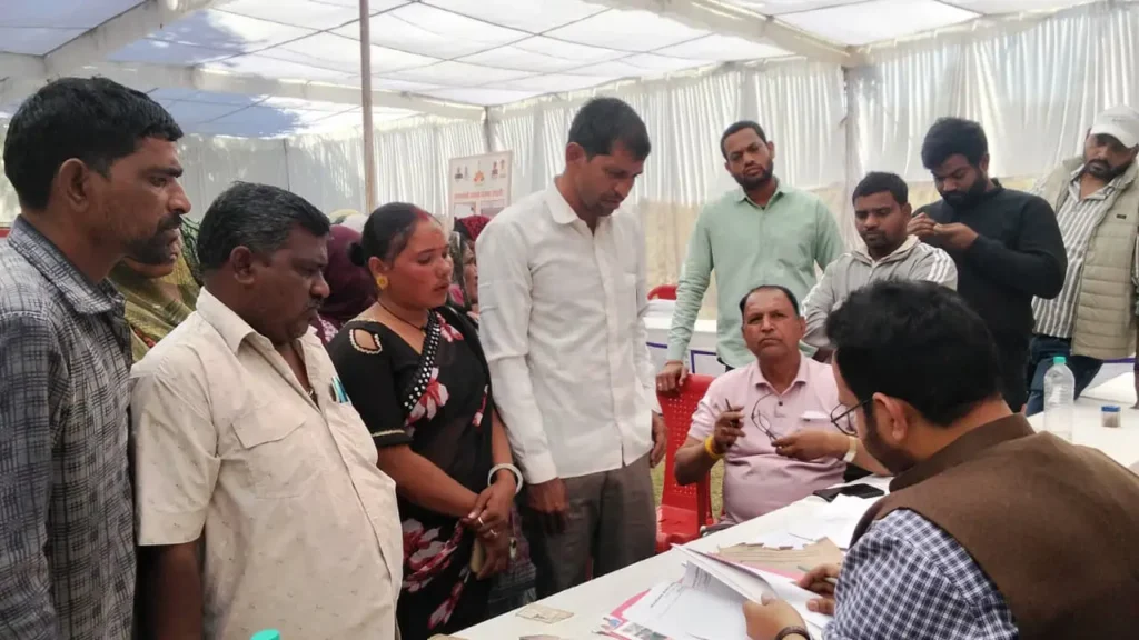 प्रतापगढ़ शहर के वार्ड नंबर 8 के निवासियों ने आज नगर परिषद में लगे शिविर में जाकर पट्टे की बात कही