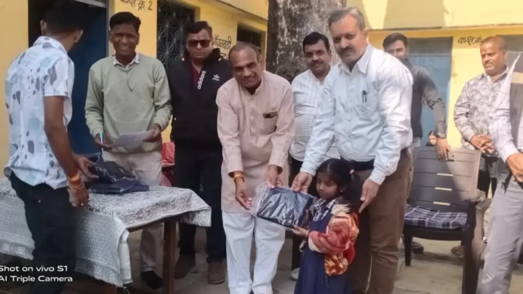 सोनी परिवार द्वारा गणमान्य नागरिकों एवं शिक्षक परिवार की उपस्थिति में ऊनी स्वेटर एवं बिस्किट पैकेट वितरित किए गए