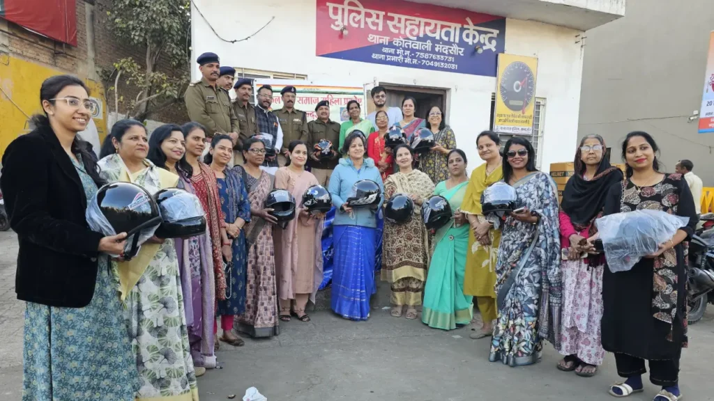 सकल जैन समाज महिला प्रकोष्ठ मंदसौर के तत्वावधान में हैलमेट वितरण का कार्यक्रम किया गया 