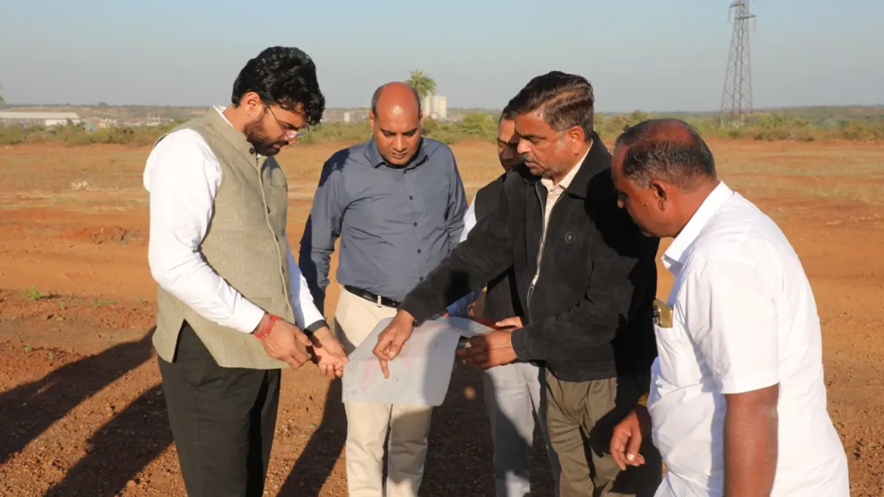 कलेक्‍टर ने किया सगराना में फर्नीचर कलस्‍टर निर्माण कार्य का अवलोकन 