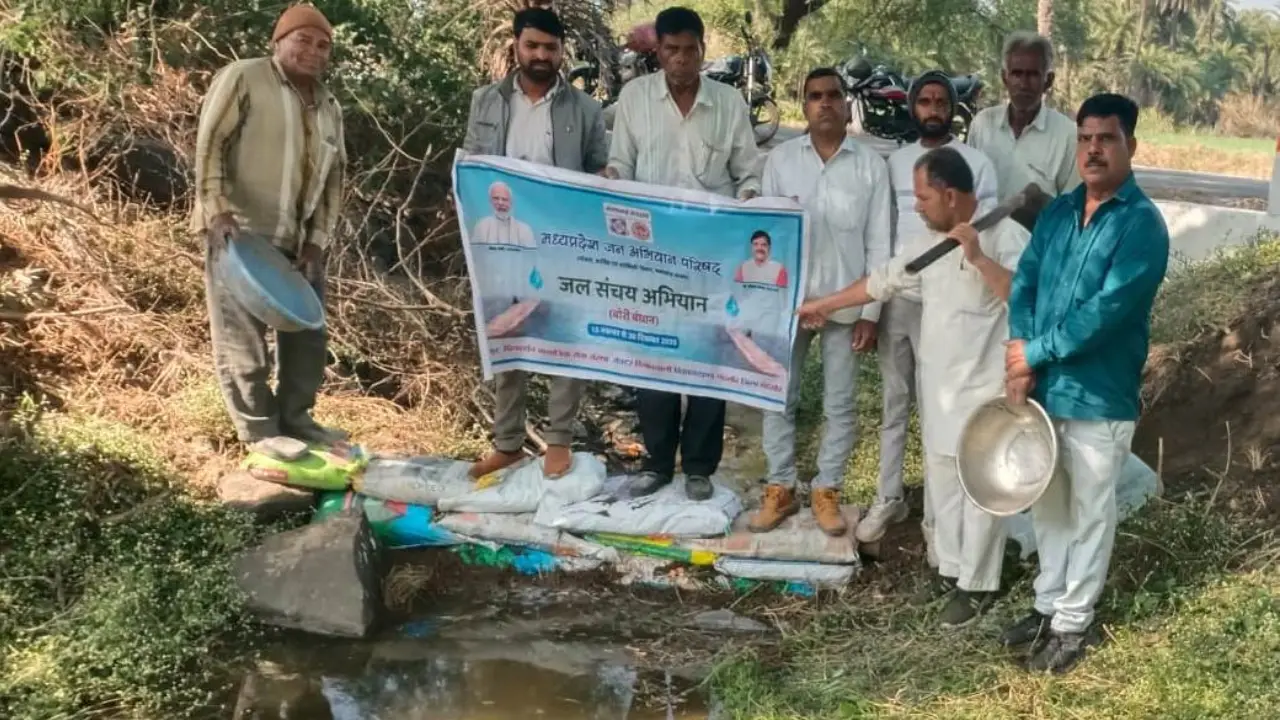 जल संचय अभियान के अंतर्गत प्रियदर्शन संस्था द्वारा बहादरी में बोरी बंधान किया गया