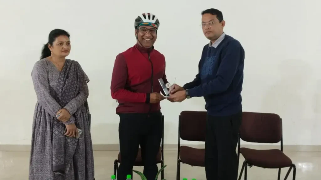 वात्सल्य स्कूल पहुंचे आशीष गलगले 4 लाख किमी साइकिल चलाकर निकले ह्यमप्र एकता यात्राह्ण पर