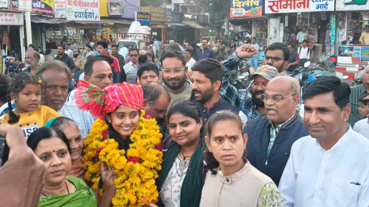 मंदसौर की बेटी वर्णिका मनीष उपाध्याय  का कांग्रेस जन ने पुष्प वर्षा कर किया स्वागत