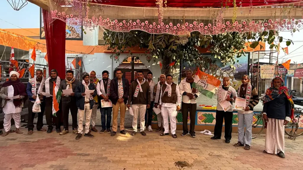 कांग्रेस नेता श्री झरिया द्वारा मनरेगा बचाओ के तहत पैदल यात्रा की शुरुआत झांतला से की गई।