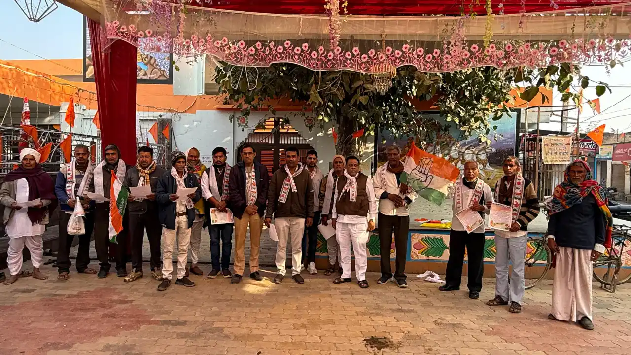 कांग्रेस नेता श्री झरिया द्वारा मनरेगा बचाओ के तहत पैदल यात्रा की शुरुआत झांतला से की गई।