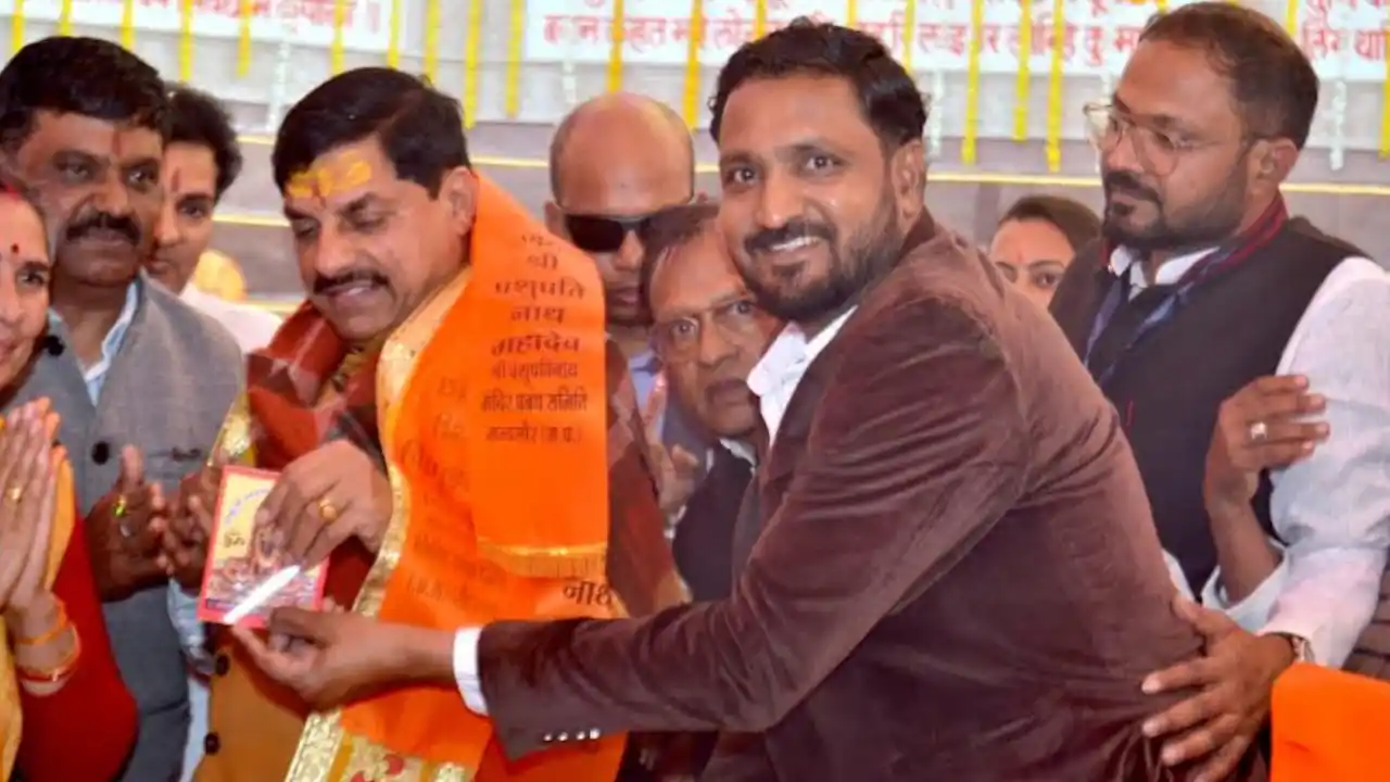 अग्रवाल परिवार ने भेंट की मुख्यमंत्री को पशुपतिनाथ प्रतिमा के इतिहास की पुस्तक