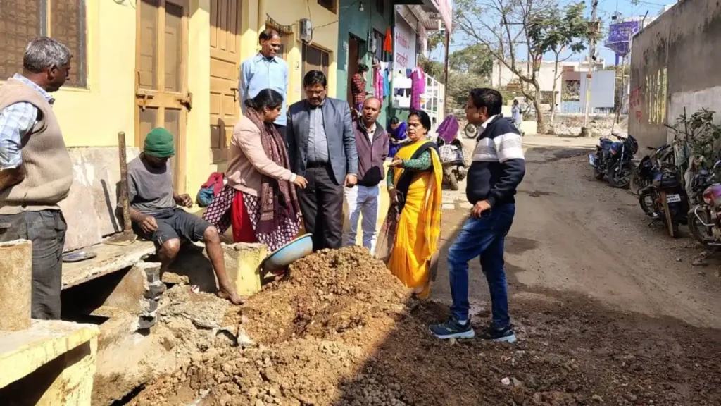 ऑफिस में सुनी समस्या,मौके पर जाकर करवाया निराकरण