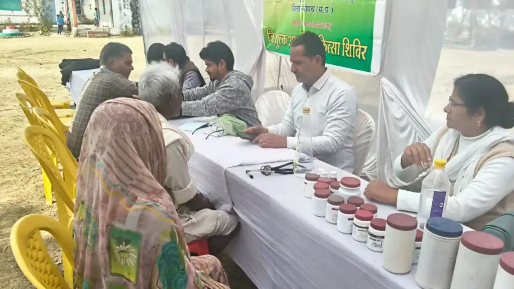 कुकडेश्‍वर एवं पानोली में नि:शुल्‍क आयुर्वेद स्‍वास्‍थ्‍य शिविर सम्‍पन्‍न- 113 रोगियों ने लिया लाभ 