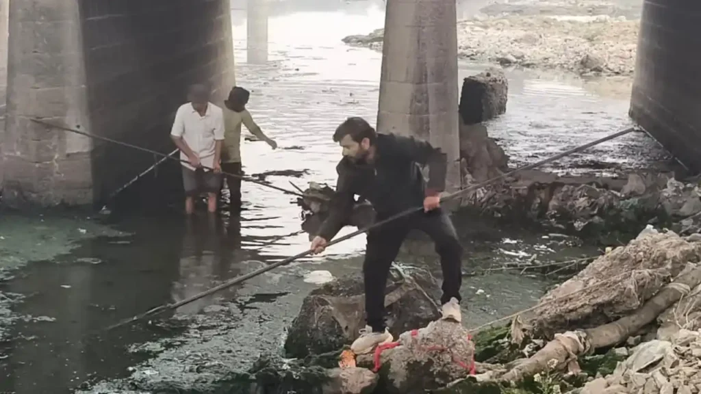 शनिवार को शिवना शुद्धिकरण अभियान के 87वे दिन भी शिवना नदी की नियमित सफाई कर 1 ट्राली कचरा निकाला गया