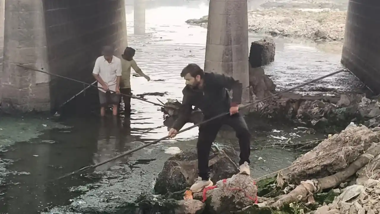 शनिवार को शिवना शुद्धिकरण अभियान के 87वे दिन भी शिवना नदी की नियमित सफाई कर 1 ट्राली कचरा निकाला गया शनिवार को शिवना शुद्धिकरण अभियान के 87वे दिन भी शिवना नदी की नियमित सफाई कर 1 ट्राली कचरा निकाला गया