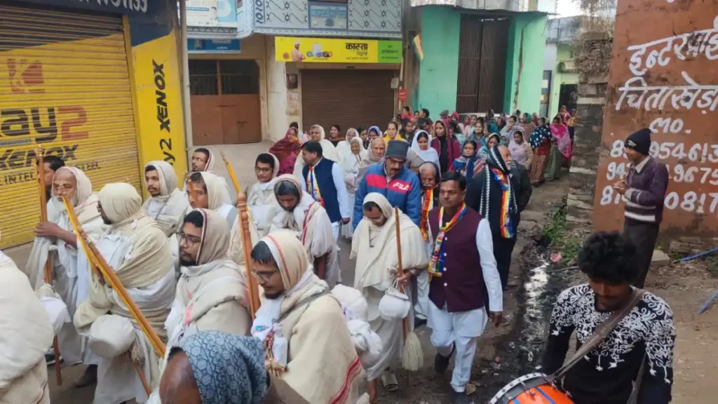 24 तीर्थंकर समान 24 महात्माओं की पावन निश्रा में चीताखेड़ा से रंभावली तीर्थ तक निकला चतुर्विध संघ