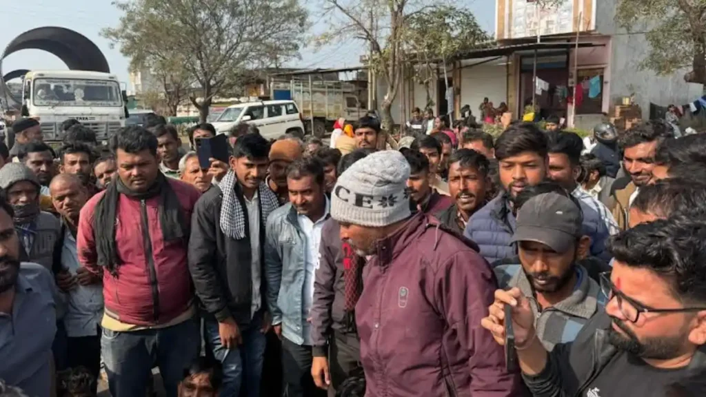 सिंचाई के लिए दिन में बिजली देने,लाइनमैन के दुर्व्यवहार व अन्य समस्याओं को लेकर चक्काजाम कर घेरा ग्रिड।