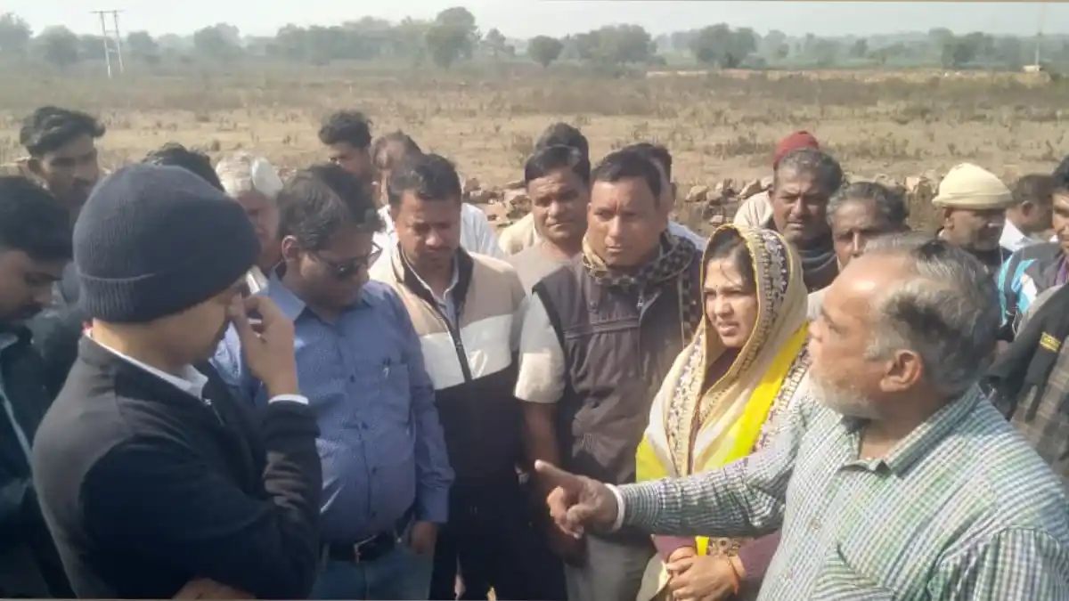 नीमच का कचरा गंदगी डालने की ट्रैचिंग ग्राउंड हेतु 10 हेक्टेयर भूमि चीताखेड़ा हाई स्कूल के पास आवंटन हुई, मौके पर आए तहसीलदार महकमा पर आक्रोशित हुई भीड़