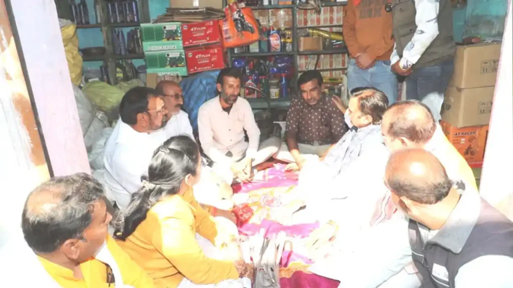 उप मुख्‍यमंत्री श्री शुक्‍ल ने मनासा में पीडित परिवारों से भेटकर चर्चा की 