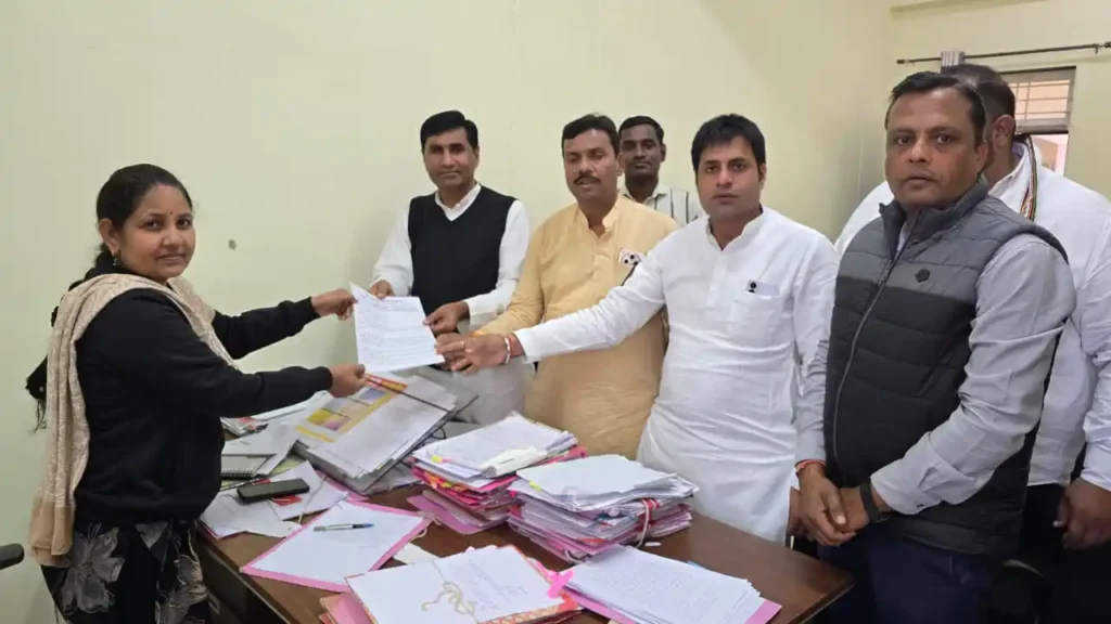 मतदाता सूची विशेष गहन पुनरीक्षण (SIR) में पारदर्शिता एवं निष्पक्षता सुनिश्चित करने जिला कांग्रेस अध्यक्ष श्री महेंद्र सिंह गुर्जर के नेतृत्व मे कांग्रेसजन ने जिला डिप्टी कलेक्टर को सौंपा ज्ञापन