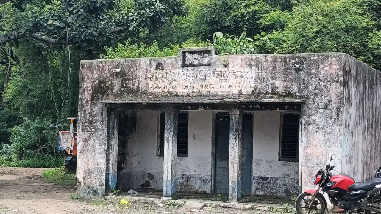 दुर्घटनाओं को आमंत्रित कर रहा है विद्यालय का पुराना खंडहर भवन, लिखित पत्र देने के बाद भी विभाग नहीं ले रहा सुध