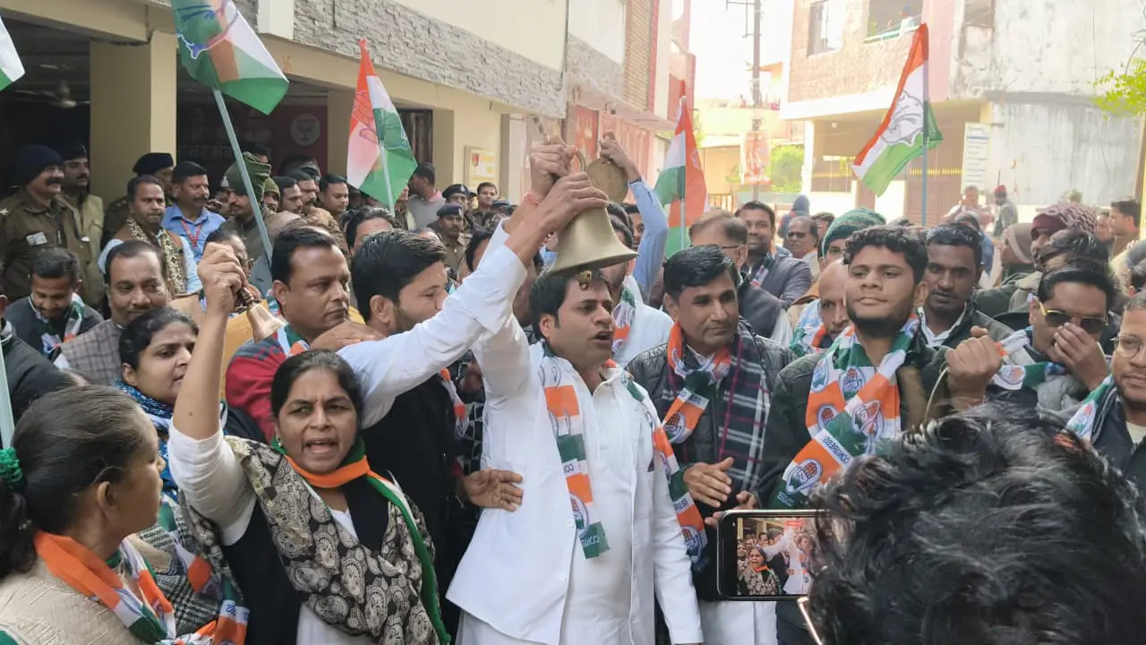 इंदौर की घटना को लेकर सांसद सुधीर गुप्ता के घर के बाहर घंटे,घड़ियाल बजाकर कांग्रेसजन ने किया जोरदार विरोध प्रदर्शन