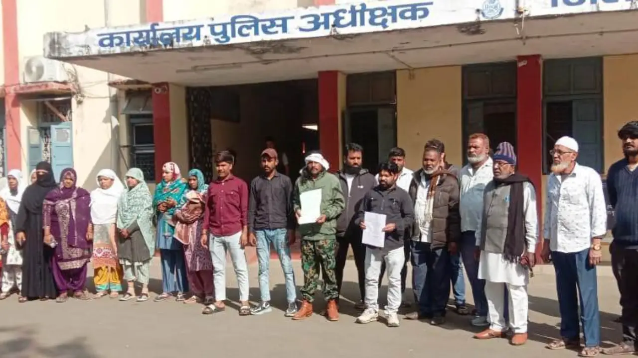 दुकान हड़पने के दबाव से व्यापारी ने खाया ज़हर, पत्नी ने एसपी से लगाई गुहार