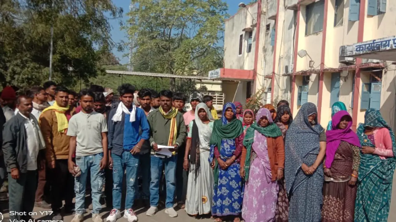 जानलेवा हमला, घरों में घुसकर तोड़फोड़, जातिसूचक गालियों से दहशत फैलाने वाले के खिलाफ पुलिस अधीक्षक को दिया आवेदन