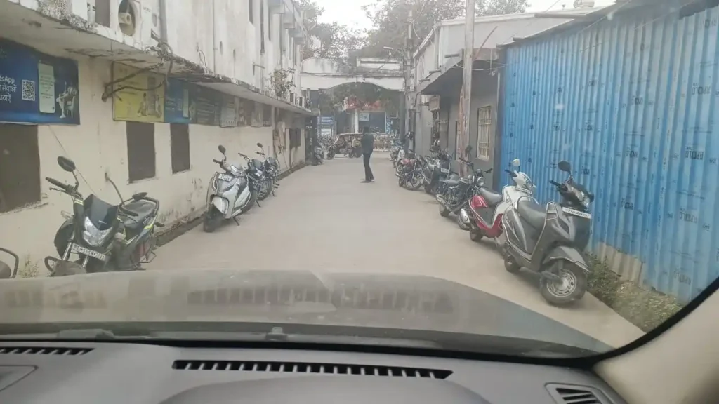 पेट्रोल पंप के सामने अवैध पार्किंग से बिगड़ी रहवासी आमजन परेशान, यातायात बाधित हो रहा