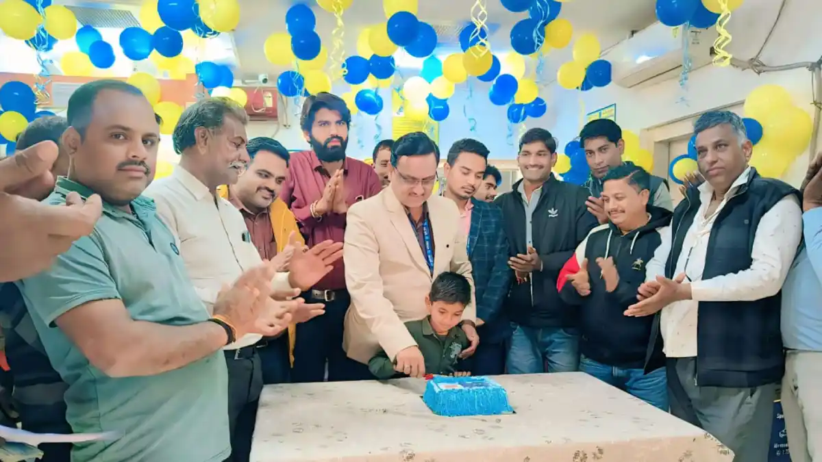 सरवानिया महाराज युकों बैंक का 84 वां स्थापना दिवस ग्राहकों के साथ केक काटकर मनाया