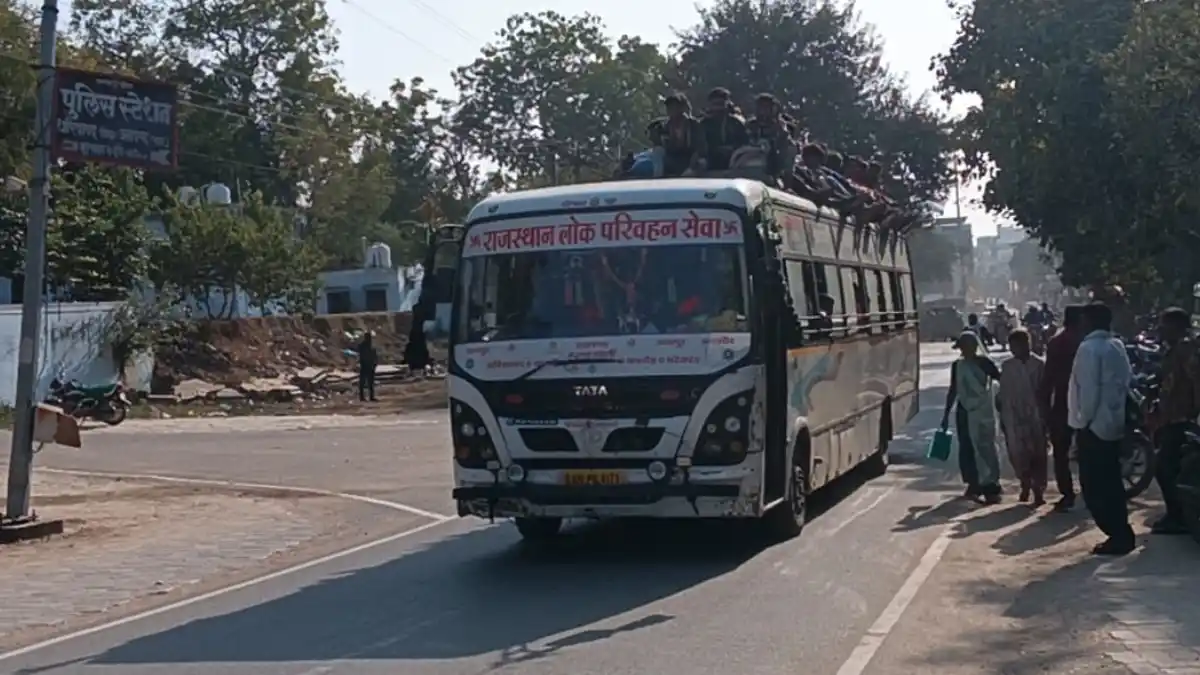 प्रतापगढ़ से अबतक कि खबर सबतक तक जनहित मे ओवर लोड बस में सवारी और किराया पूरा वसूला जाता हैं