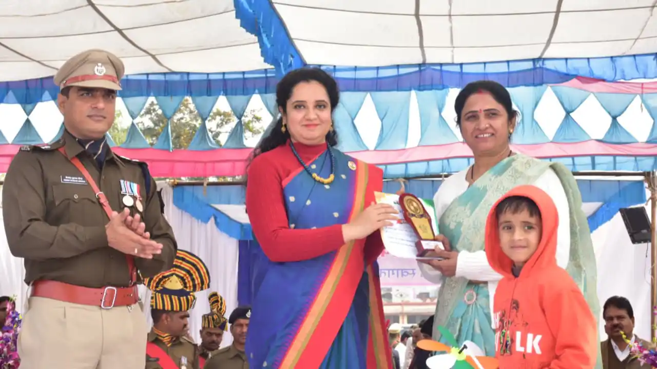 कलेक्टर श्रीमती गर्ग द्वारा साहसिक कार्य करने पर श्रीमति आशा शर्मा को शील्ड, प्रशस्ति पत्र एवं पुरस्कार प्रदान कर सम्मानित किया गया