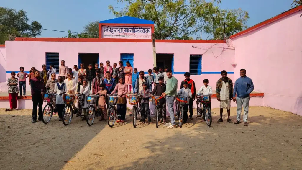 आदिवासी छात्र-छात्राओं को साइकिल मिलते ही चेहरे के खिले।
