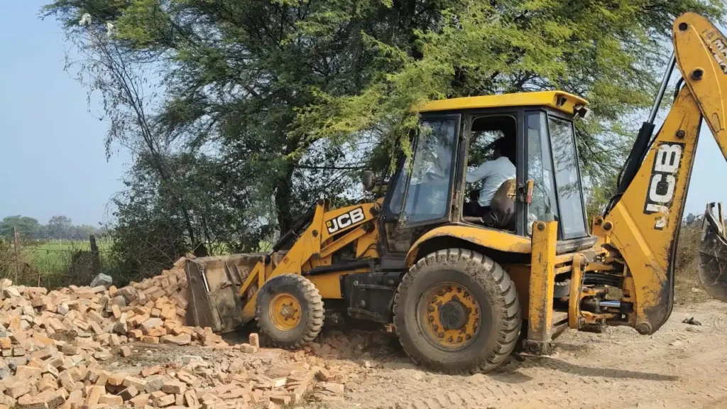 राजस्‍व एवं न.पा.की टीम ने रावणरूण्‍डी से हटाया अतिक्रमण