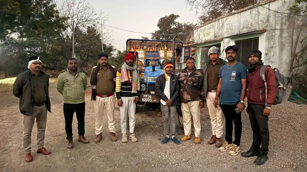 वन विभाग ने सागौन गिली लड़की परिवहन करते हुऐ ट्रेक्टर सहित दो लोगों को पकड़ा वन विभाग ने सागौन गिली लड़की परिवहन करते हुऐ ट्रेक्टर सहित दो लोगों को पकड़ा