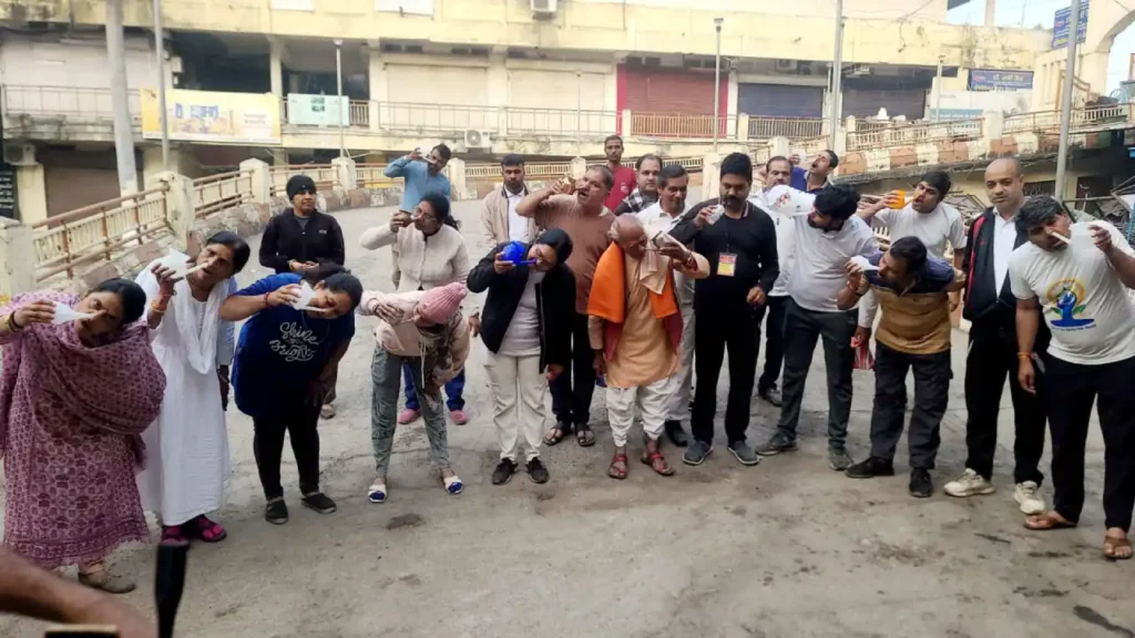 पतंजलि योग भारत स्वाभिमान संगठन जिला इकाई मंदसौर ने जल नेति योग क्रिया का कराया अभ्यास