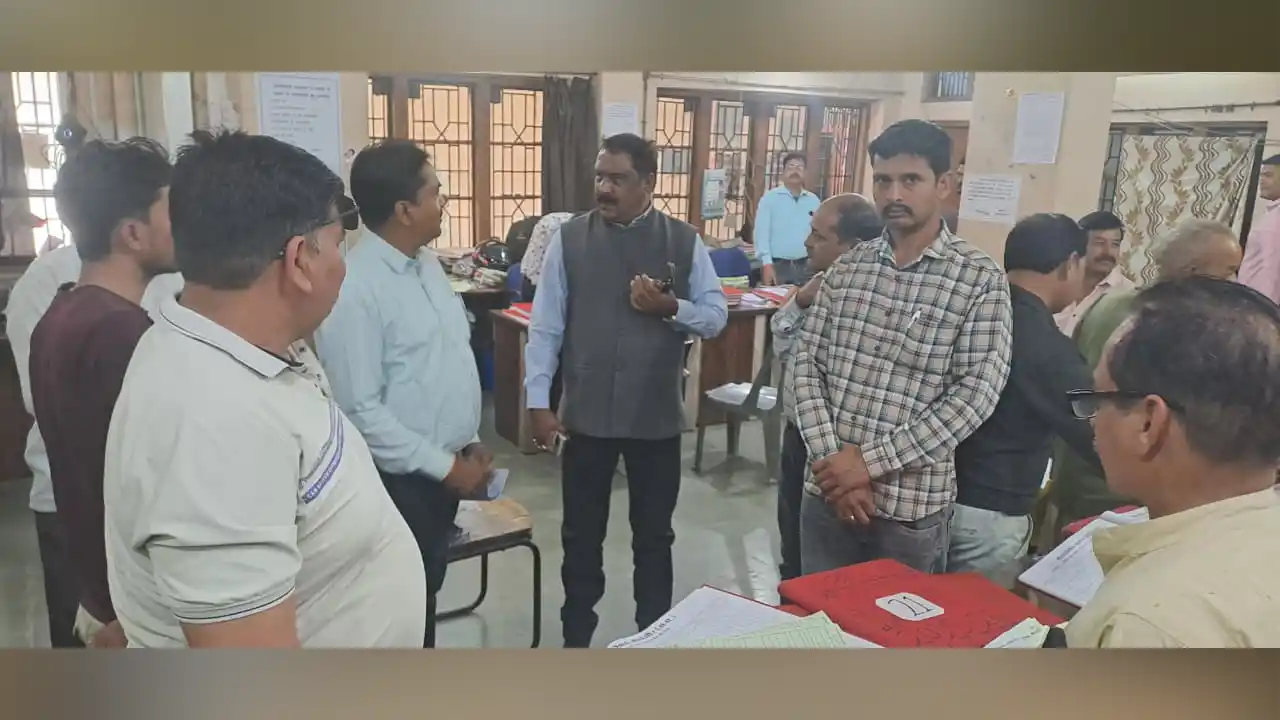 सी.एम.ओं. श्री सुमन ने नगर पालिका कार्यालय की सभी शाखाओं का आकस्मिक निरीक्षण किया सी.एम.ओं. श्री सुमन ने नगर पालिका कार्यालय की सभी शाखाओं का आकस्मिक निरीक्षण किया