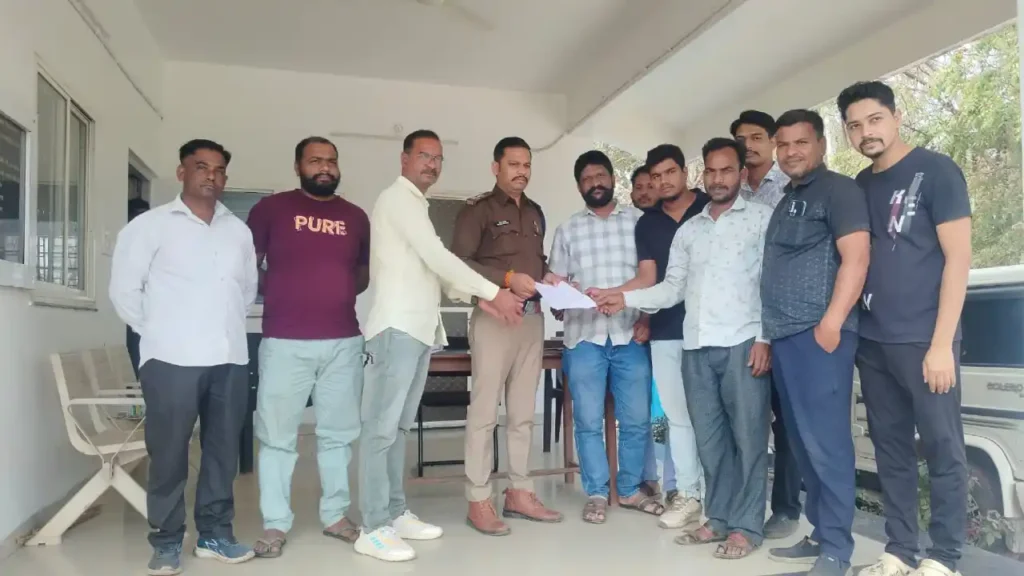 जर्जर विद्युत पोल गिरने से महिला गंभीर घायल, विद्युत विभाग की लापरवाही पर भड़के ग्रामीण