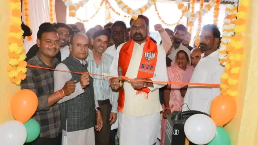 कुकडेश्वर में विधायक सेवा केंद्र का शुभारंभ किया।