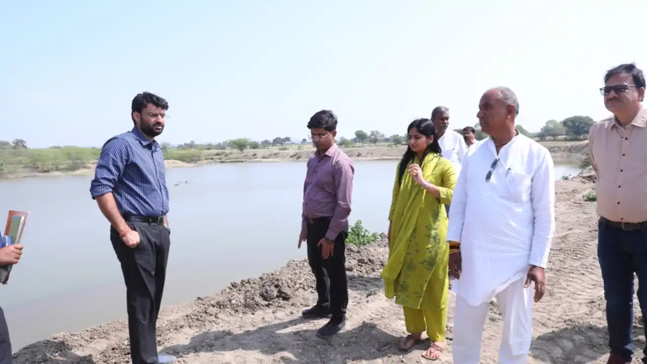 कलेक्टर ने बरलई, आमद, दाउखेडी में किया अमृत सरोवर निर्माण कार्यो का निरीक्षण कलेक्टर ने बरलई, आमद, दाउखेडी में किया अमृत सरोवर निर्माण कार्यो का निरीक्षण